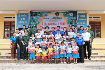 Chi đoàn Ban Quản lý cảng tỉnh Quảng Ngãi mang Trung thu ấm áp đến với thiếu nhi đảo Lý Sơn